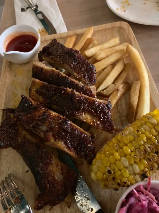 燒豬肋骨配薯條  烤粟米