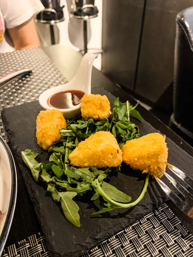 炸芝士配小紅莓汁