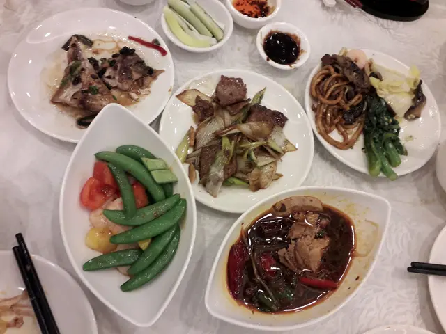 虾爽脆好味 但 蜜豆未熟草青👎
水煮牛肉 汁麻辣 但牛肉醃味重過淋👎