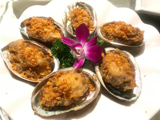 椒鹽鮑魚 - 肉質彈牙 外面微微脆口, 裏面肉質鮮嫩, 外面惹味, 裏面鮮甜, 各朋友都讚不絕口, 好想Encore
