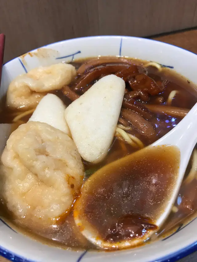 油麵沙嗲汁(微辣)配魚腐，魚片頭，辣魷魚