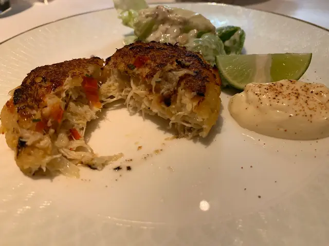 香煎蟹餅配熱情果蛋黃醬