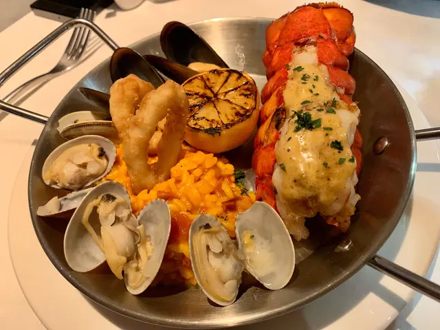 烤龍蝦尾配西班牙海鮮飯