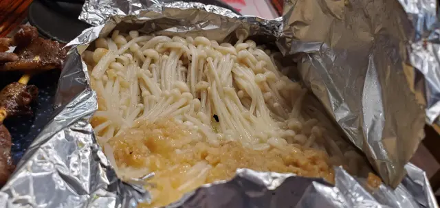 鹽燒牛舌爽 (2串) ($28);牛油蒜茸焗金菇 ($26)