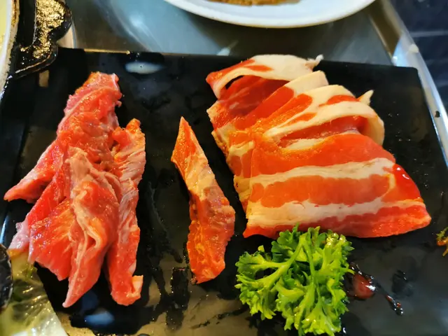 五花腩片薄薄的燒好後,口感像食薯片