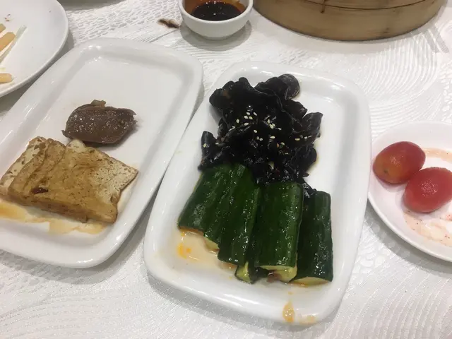 滷水豆腐丶滷水腎片丶蒜拍小黃瓜丶陳醋雲耳丶話梅車厘茄