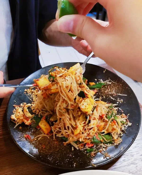 真的要推介一下這個金邊粉，粉的旁邊有著幾款調味料，是我們自行在享用之前撈起攪拌的，很好吃！也很有特式！