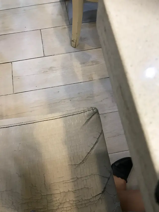 店內座椅包膠多破損