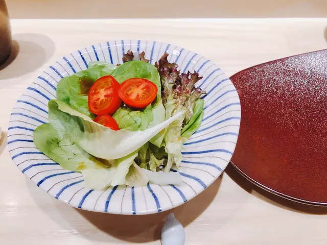 第三次光顧鮨燐了,前二次食了14貫Omakase,材料非常新鮮!這次帶朋友來吃、本人就ordered Bluefin Tuna Set...喜歡Tuna 嘅朋友一定要嘗試!喜出望外嘅好味道!