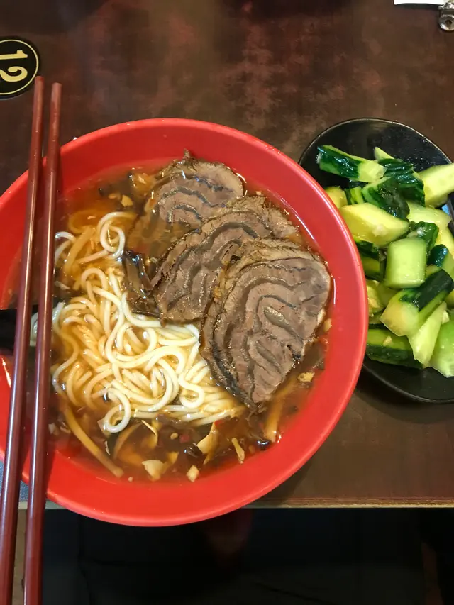 酸辣湯麵配五香牛展，涼拍青瓜(細)