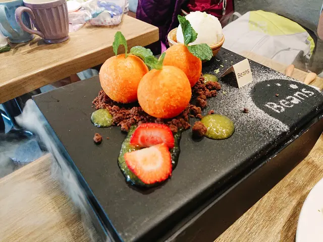 外表是桔,內藏驚喜,新鮮直炸奶黃小桔子,配上乳酪雪糕,仙氣中顯不凡