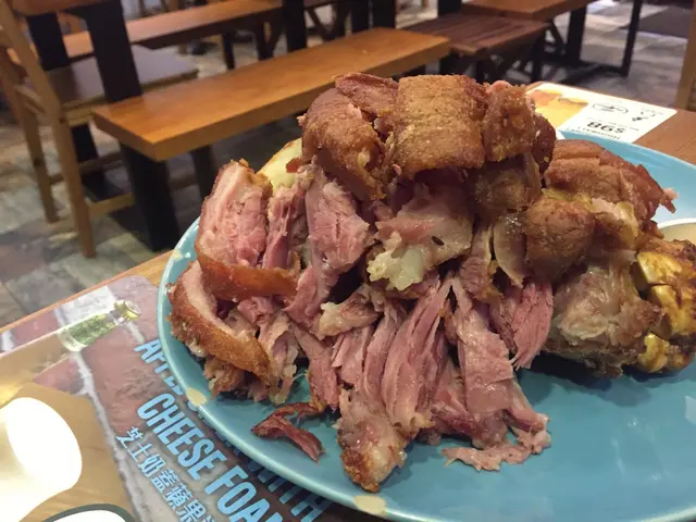 德國鹹豬手配酸菜及薯仔沙律