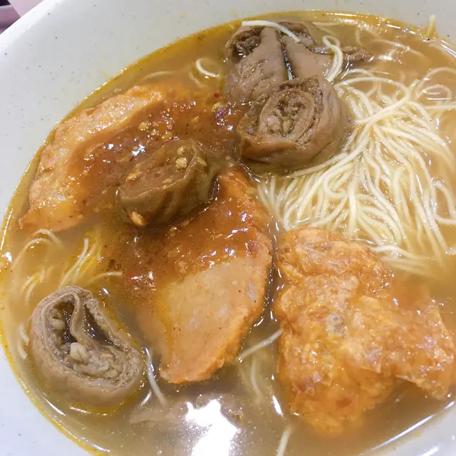 沙嗲汁貢丸片豬腸幼麵