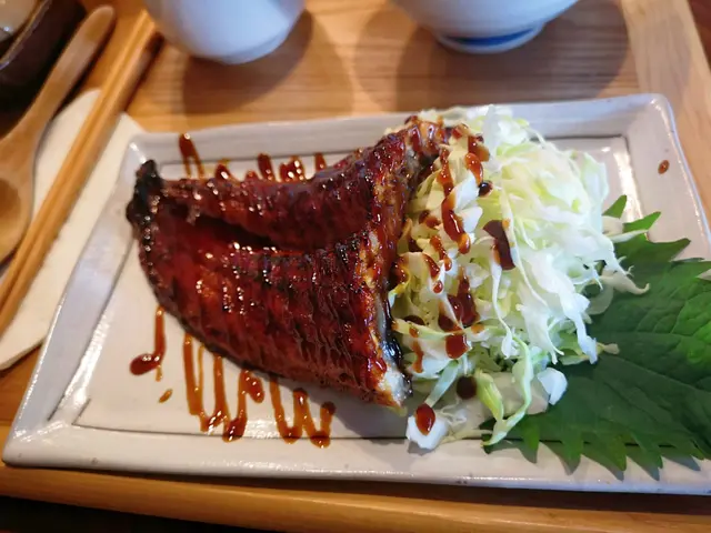 送味噌湯、茶、珍珠米另加$10要咗隻自家製溏心蛋鰻魚好大條,夠厚身尾尾仲燒到微微焦香,食落冇乜骨,冇腥,抵讚同時食得出表面嘅香脆同內裡魚肉嘅嫩滑再加上燒汁落得非常多,口感夠晒濃厚,鰻魚底仲有好多椰菜,撈埋條魚同菜落飯度食,一流個溏心蛋輕輕夾開,蛋漿流晒出嚟,非常吸引口感偏微咸香,蛋黃漿撈落飯度更加惹味麵豉湯,濃淡適中,飲落都好舒服整體色香味俱全午市嚟講份量仲好足夠tim