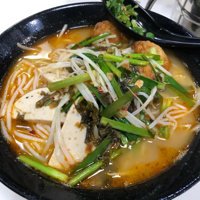 魚腐、扎肉酸辣米線