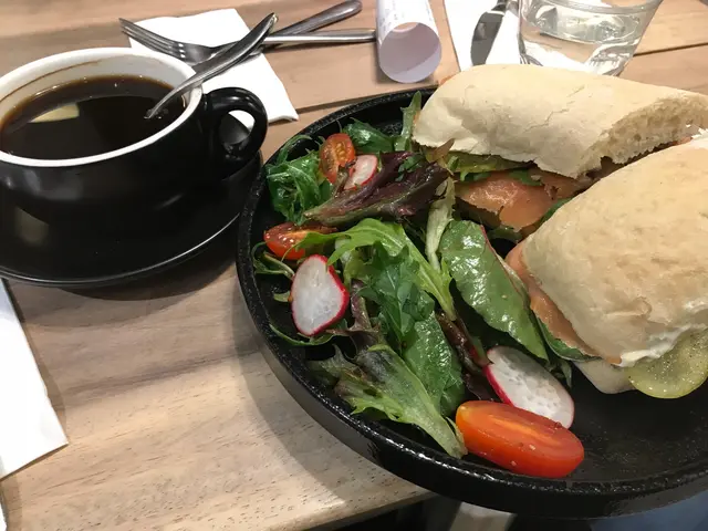 挪威三文魚配意式包