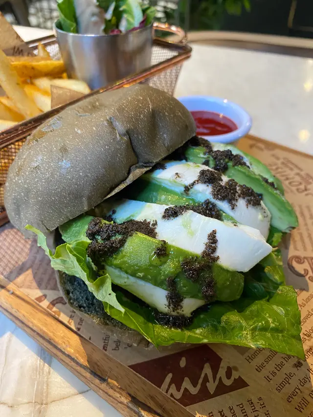 黑松露水牛芝士牛油果🥑竹炭包