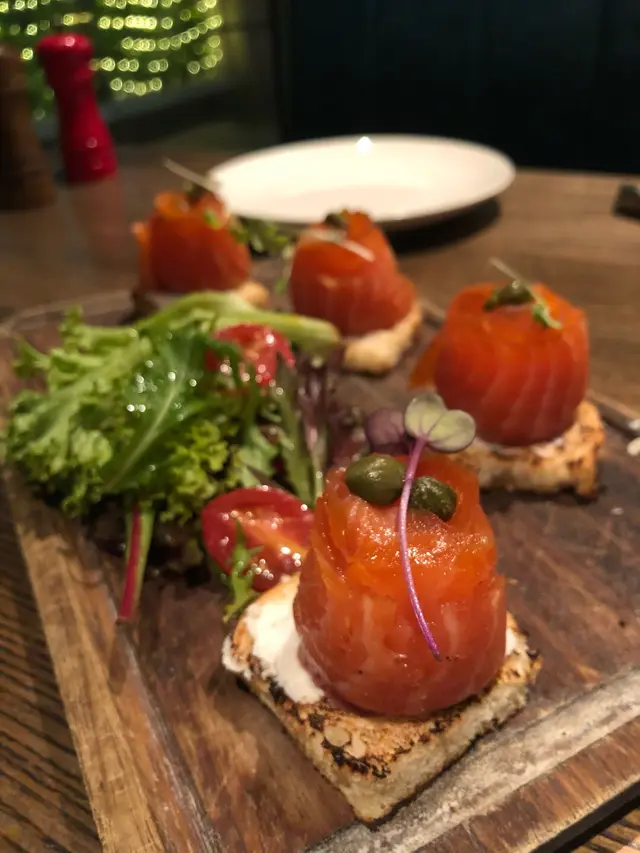 煙三文魚及羊奶芝士配酵母包