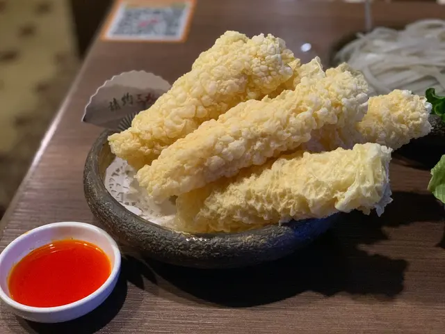 即叫即炸，上枱嘅時候仲係熱架！
香脆可口，食落感覺唔會太油膩，
蘸甜酸醬食得，浸湯食都得！