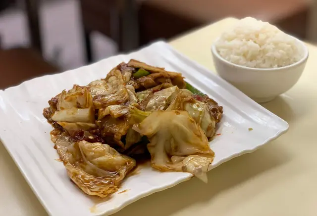 連皮嘅五花腩經過徹底油爆之後,
食落唔會太油膩,
送飯一流!👍🏻