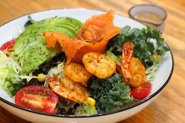 牛油果三文魚大蝦芝麻醬羽衣甘藍沙律