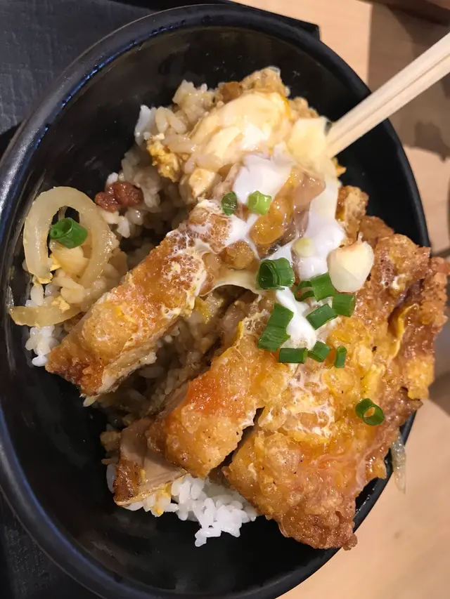 滑蛋炸雞丼