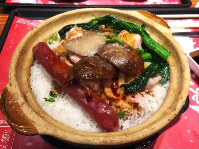 北菇滑雞臘腸煲仔飯