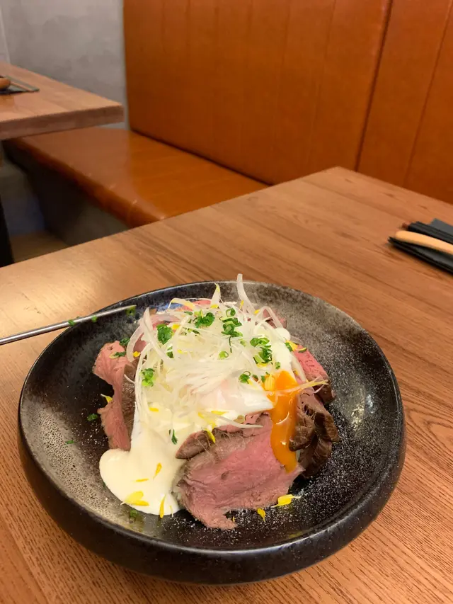 酸忌廉慢煮牛柳丼