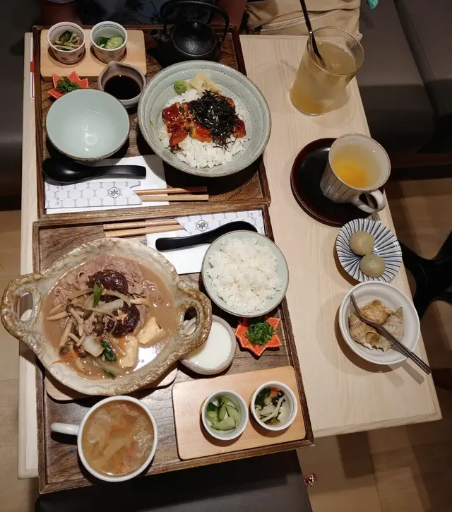 牛肉壽喜燒：香濃湯汁，配菜精緻
鰻魚茶漬飯：木魚湯鮮味，但鰻魚較普通