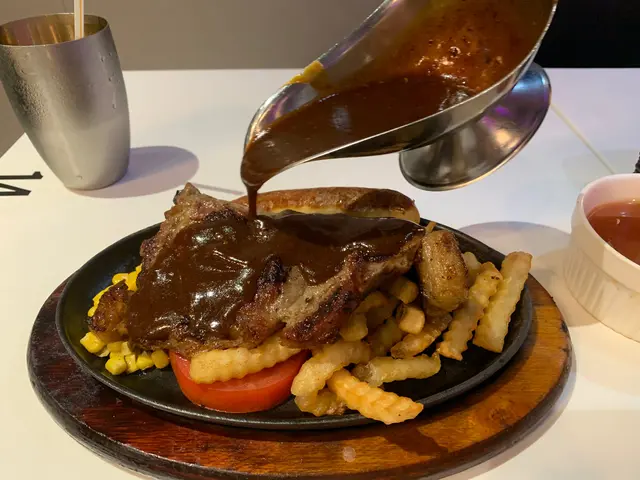 爵士西冷扒拼香草腸鐵板餐