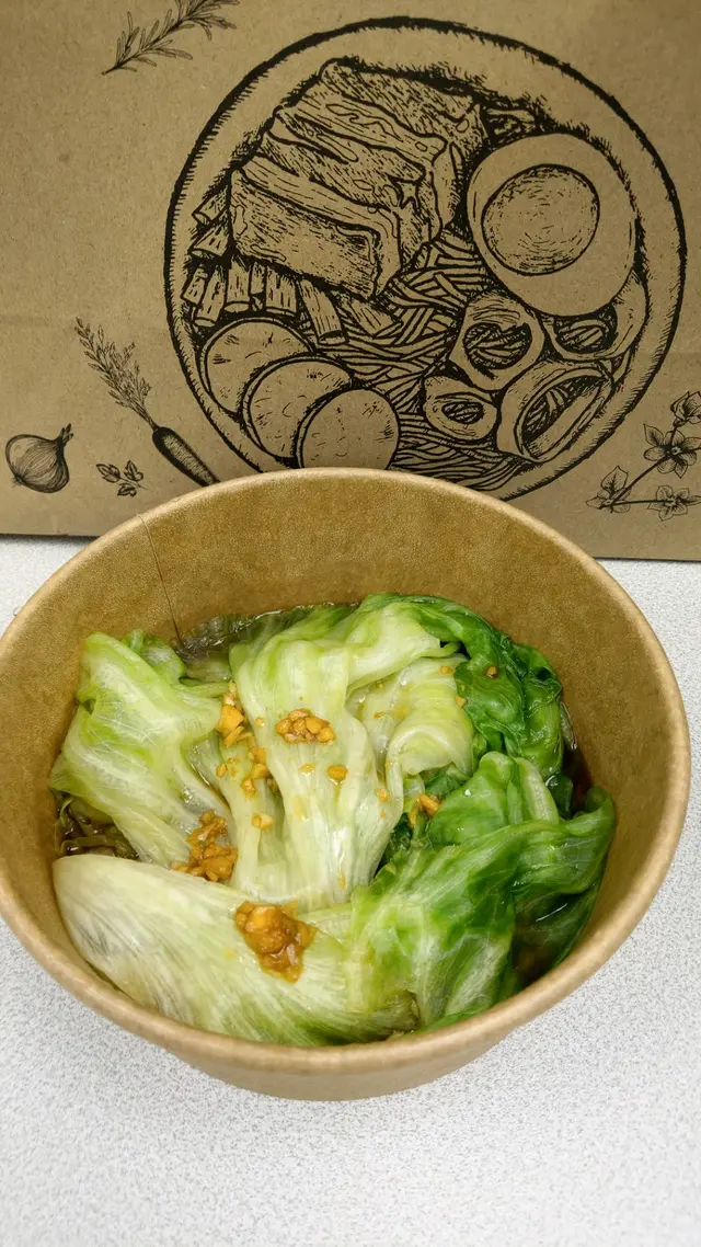 青菜是生菜,以蒜蓉及醬汁調味,既口感帶清爽又惹味兼少油