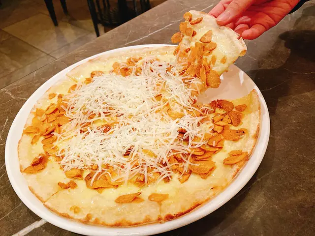 Garlic Snowing Pizza