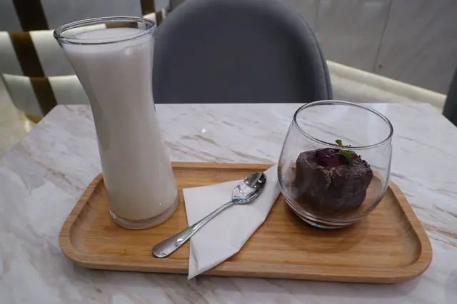 朱古力冰磚熱奶特飲 (混合莓果)