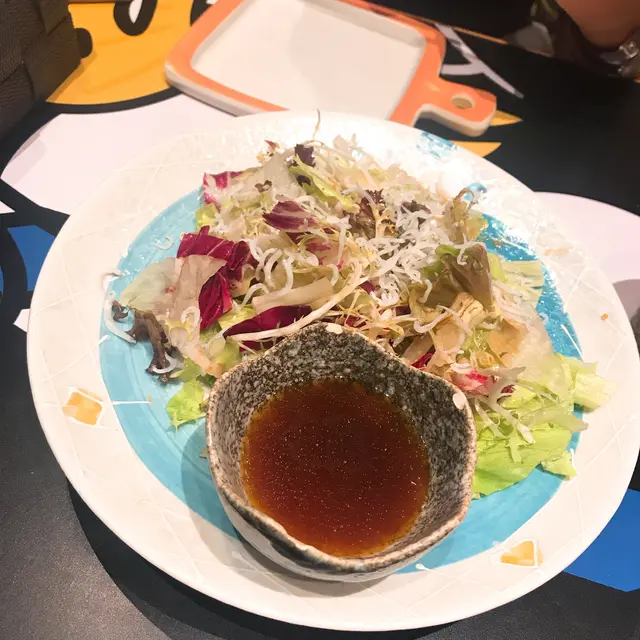 沙律有D魚仔夾雜, 份量都算多, 但無咩特別, 醬係柚子汁