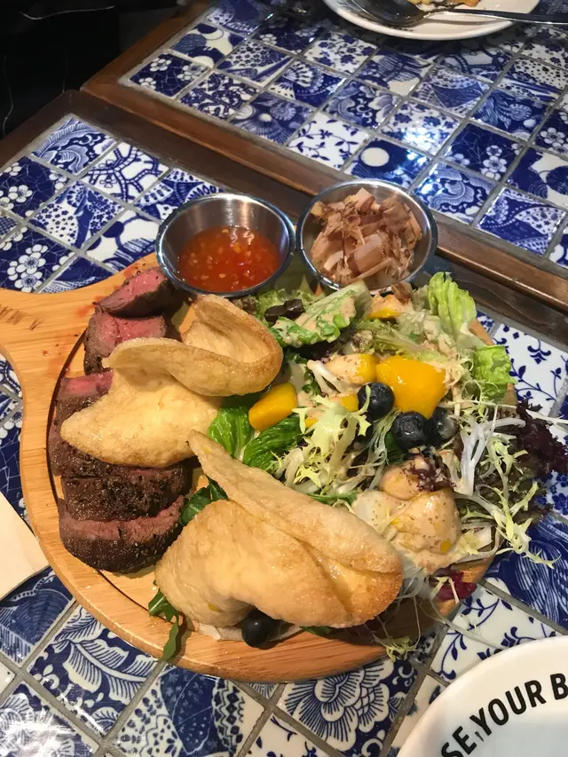 有肉沙律特別容易飽肚，整體味道不錯，芝麻醬烏冬可以飛走，因為味道不相襯，另建議蝦片放另一邊，如果唔係就變成血蝦片