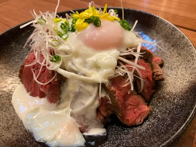 酸忌廉慢煮牛柳丼