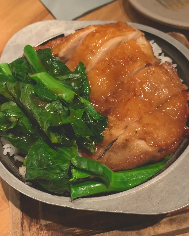 雞扒炸得香脆有肉汁，讃。但泰式煲仔飯係無飯焦嘅。