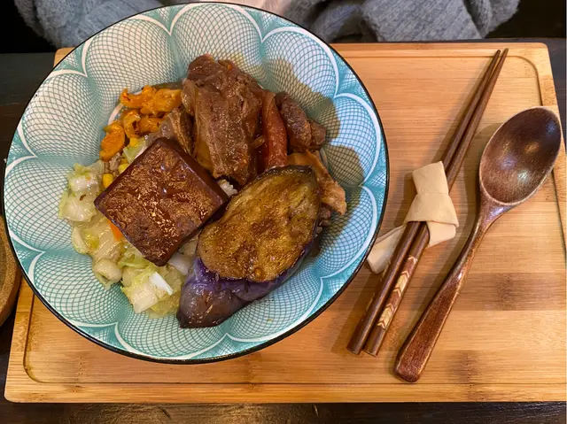 那個滷水紅燒手肉便當