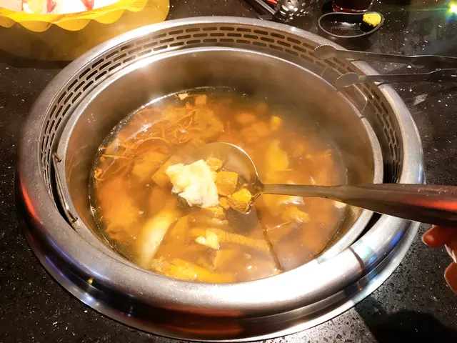 蟲草花花膠燉雞腳湯底