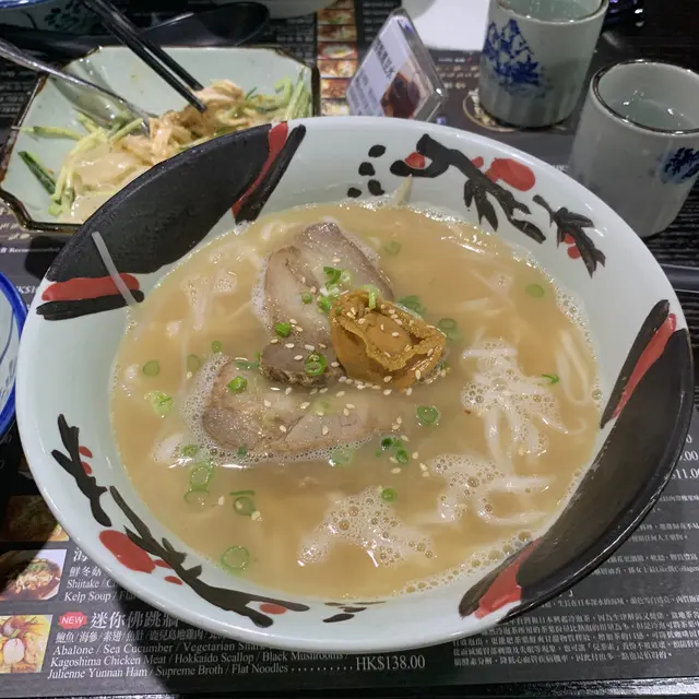 唔計粒鮑魚 其實係日本拉麵 但d豚肉卻無日本拉麵個d咁好食