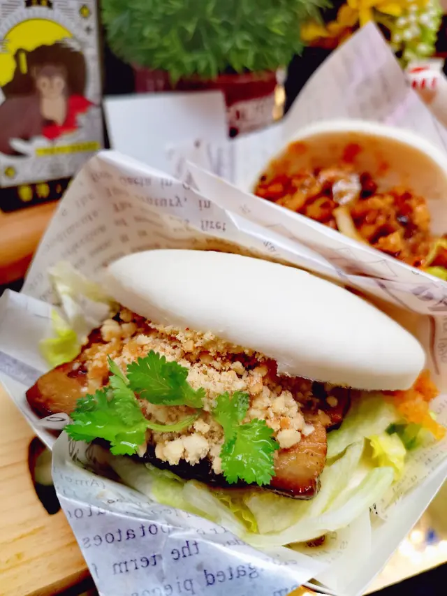 非常具台灣特色的招牌
刈包有豬腩肉、花生糖粉、菜脯、生菜絲、酸蘿蔔，
包食落感覺鬆軟
裡層嘅腩肉用秘製醬汁腌製再慢火煮4個鐘，相當誠意製作
咬落口感非常香濃軟淋，
肉質肥瘦有致，食落完全唔會覺得太肥膩
再配上酸蘿蔔，生菜甘筍絲等，夠健康又能去肥膩感