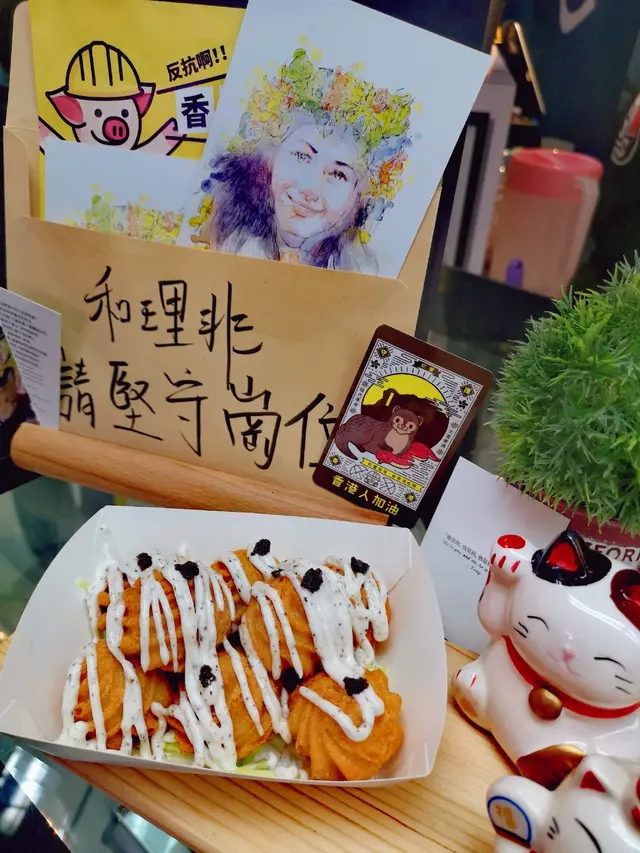 薯花係將薯仔壓成蓉再炸，賣相整成扭紋花咁更吸引
份量仲好多tim！
表層炸至微微香脆，內裡薯蓉夠晒軟綿香滑，完全唔會乾
最正係佢俾好多黑松露醬🤩更香更層次