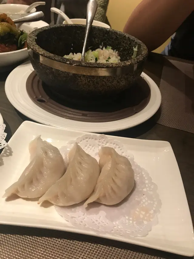 鹹肉其實是金華火腿，這個炒飯炒得香，用了一個石頭碗上，又熱又香，值得推介