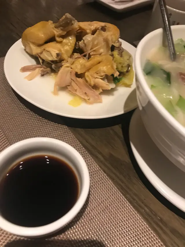 雲吞雞㷛，雲吞分開碗上，剩下雞肉另上枱，雞味濃，但又唔會大鹹，食完完全唔口喝👍