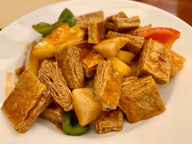 去食齋,第一次見呢味餸冇扮咕嚕肉,不過麥纖口感一般。反而入面有酸蘿蔔幾特別,好味 😋