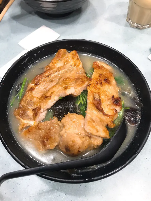 豬扒芫荽皮蛋米線