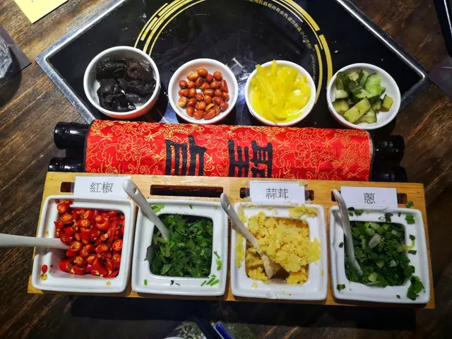 前菜同醬料各有四款,未上菜前可邊食邊商議朝中大小事