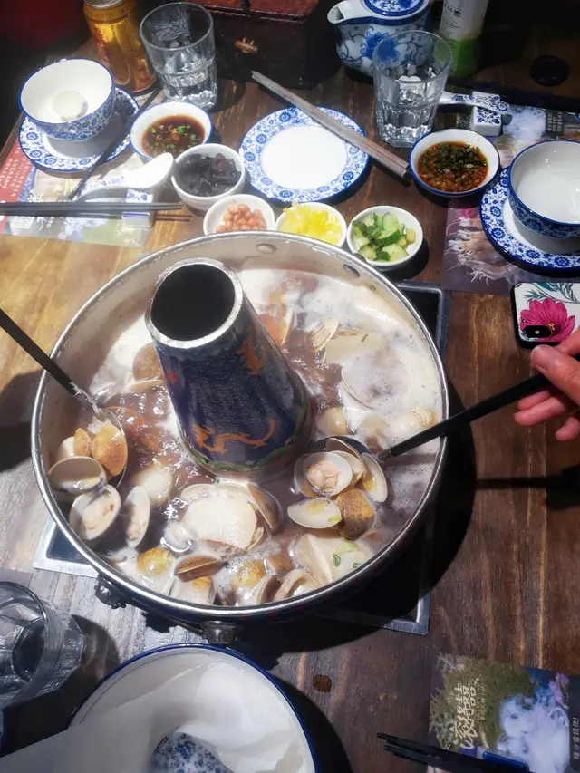 呢個鍋極有中國宮廷氣息,銅製鍋身有精緻的手繪龍紋,裝飾上已爆晒分D蜆又多份量,肉又夠大粒!由於我地走咗辣,令整個湯底味道更加清甜,就咁飲啖蜆湯已覺得好正最緊要蜆冇沙粒店員仲特登俾我地一個大碗,可以裝蜆殼,夠細心