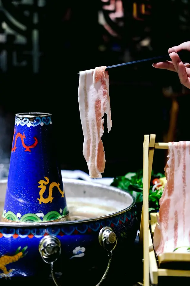 黑豚肉同樣質素唔錯，賣相吸引用一千秋盛載，掛起塊塊色澤分明的黑豚肉食落新鮮幼嫩