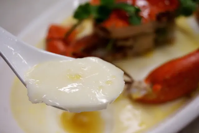 花彫蛋白雞油蒸大肉蟹